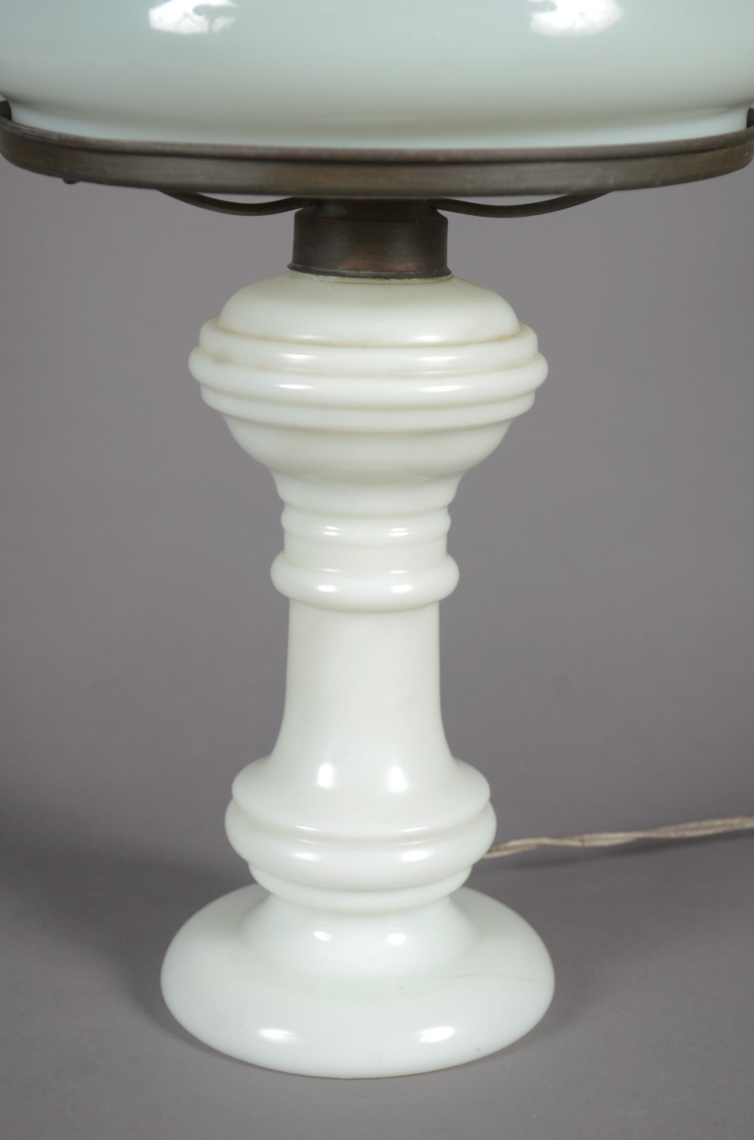 Abatjour de vidro branco leitoso com cúpula opalinada. - foto 4 de 6