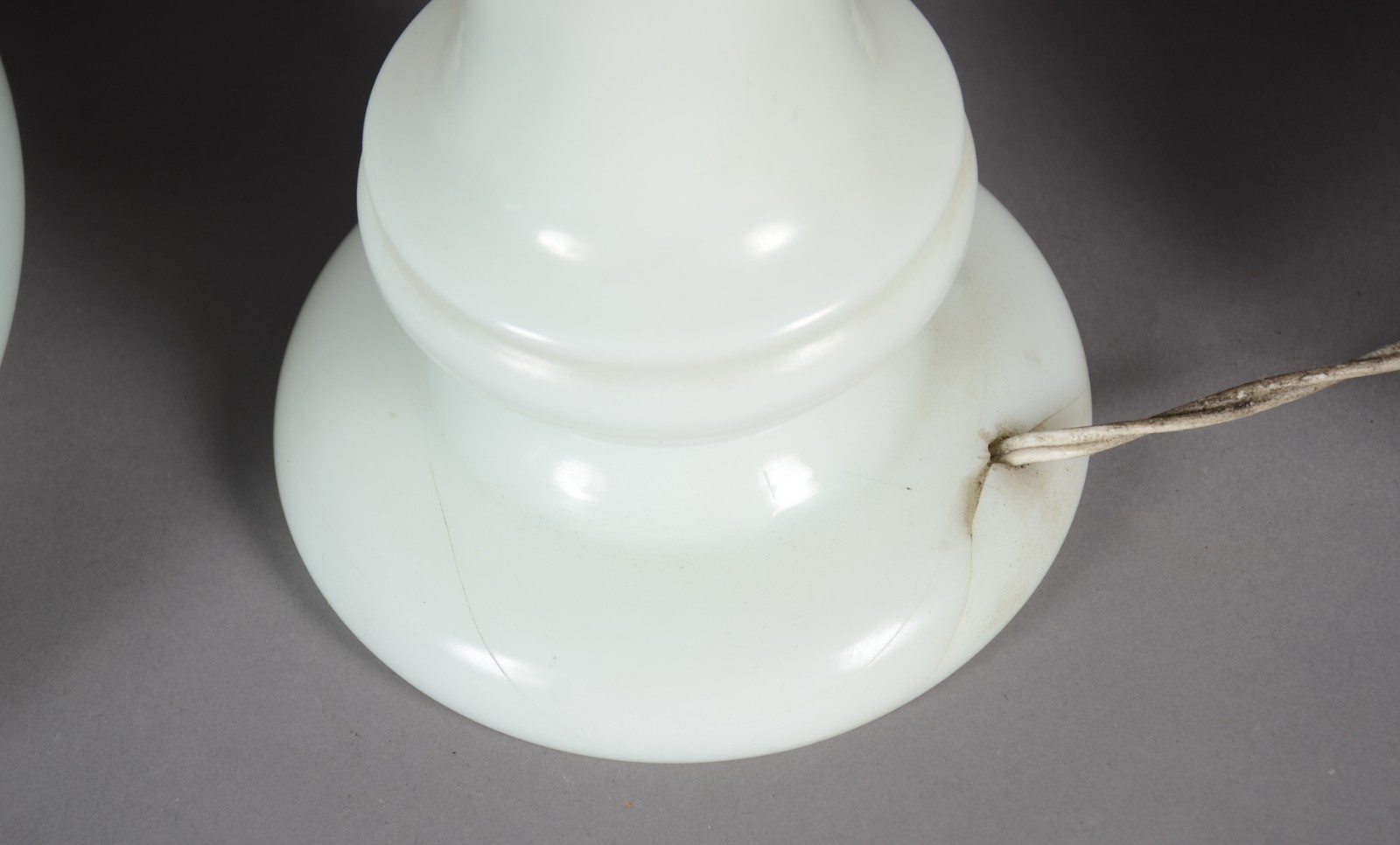 Abatjour de vidro branco leitoso com cúpula opalinada. - foto 6 de 6