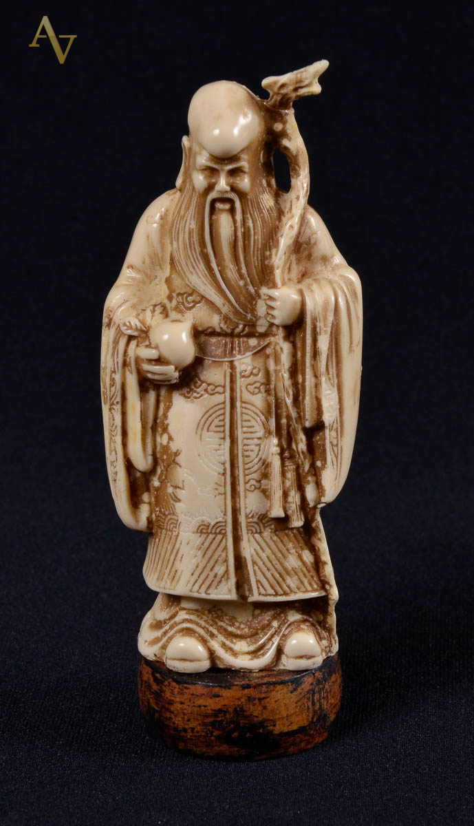 Figura em marfim representando filosofo com cajado; alt 9cm