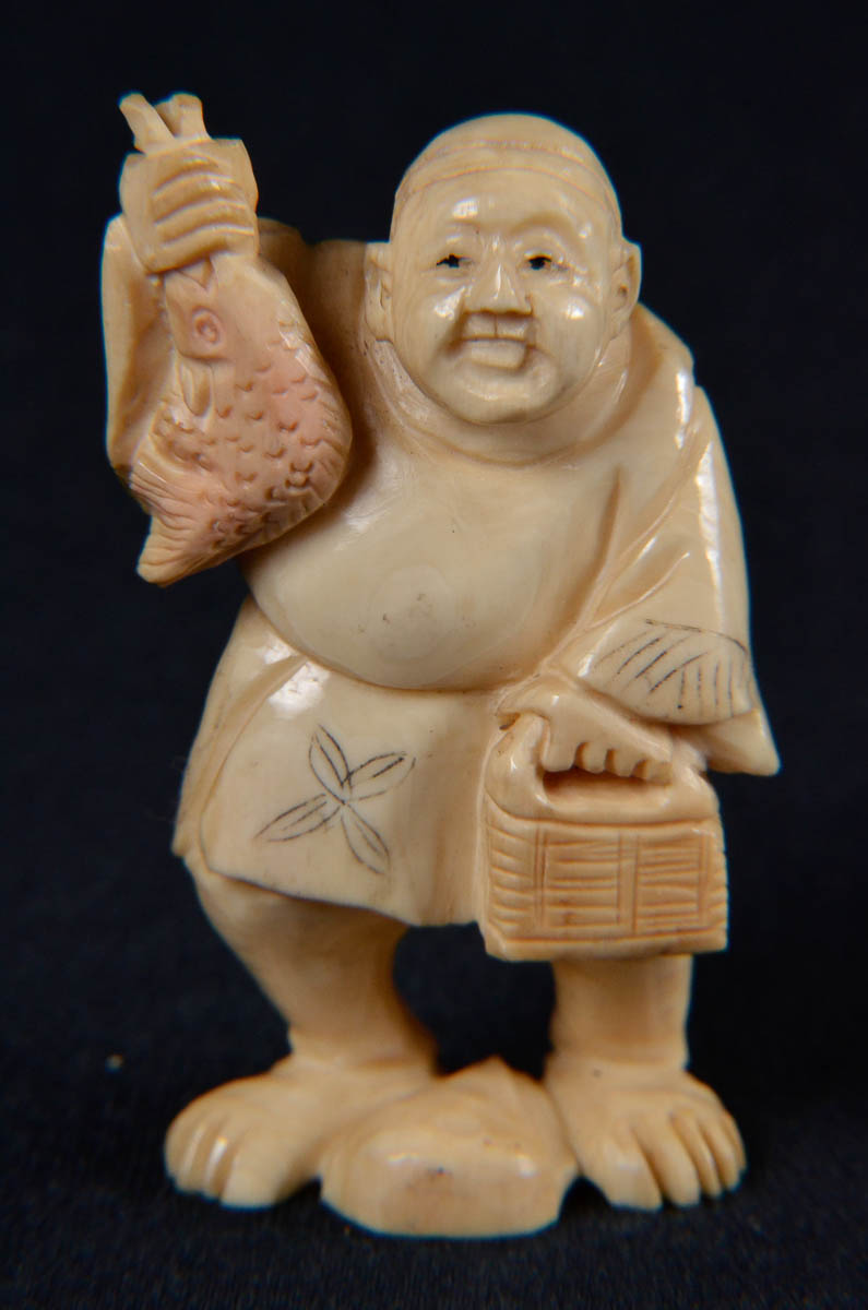 Netsuke de marfim repres.homem com peixe. Med. 5cm.