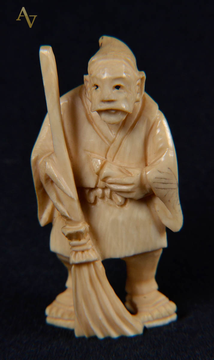 Netsuke de marfim repres.homem com vassoura. Med. 5cm.