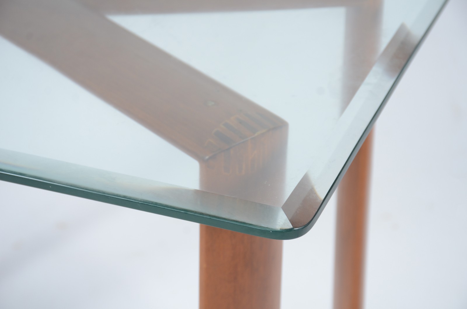 Mesa auxiliar com base de madeira feitio "X", tampo de cristal... - foto 2 de 4