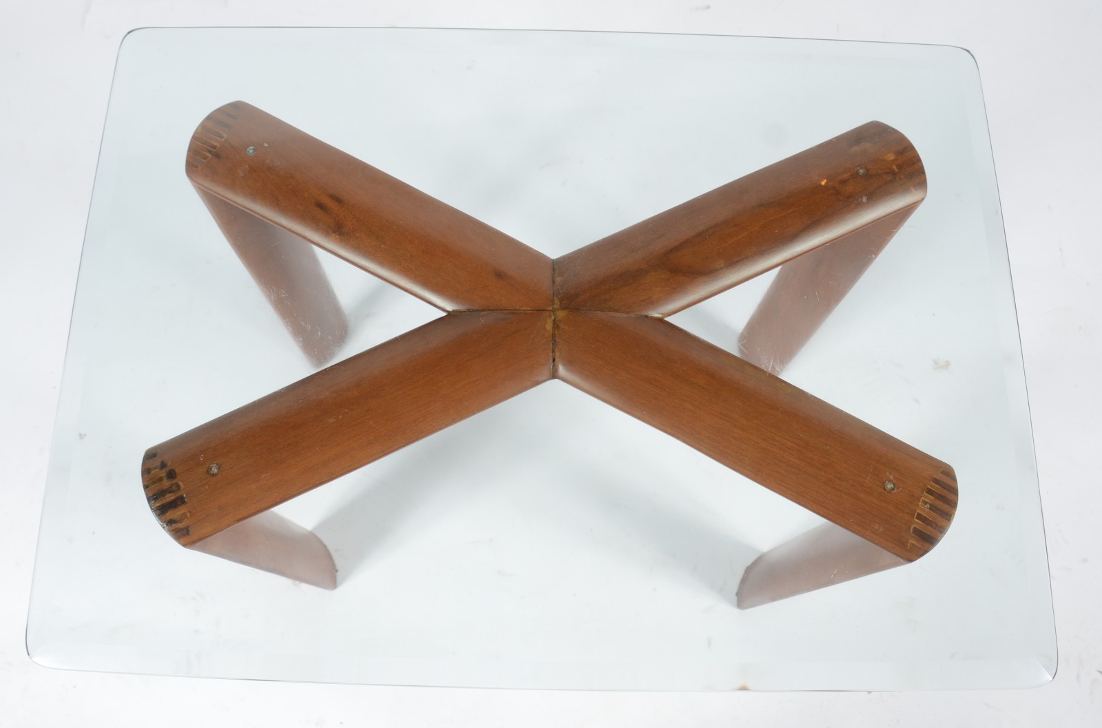 Mesa auxiliar com base de madeira feitio "X", tampo de cristal... - foto 3 de 4