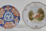 Dois pratos sendo um em porcelana IMARI ; circ ... - Dois pratos sendo um em porcelana IMARI ; circ 28cm e outro em porcelana alema com bordas rendilhadas c/ pinturas; cir. 24cm