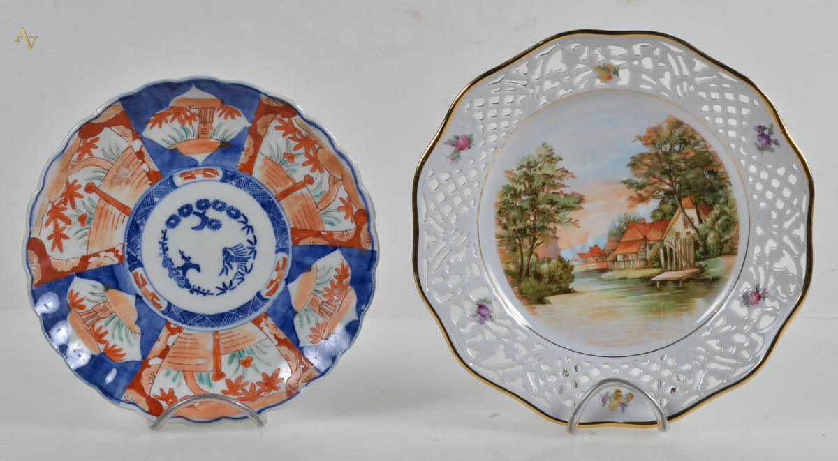 Dois pratos sendo um em porcelana IMARI ; circ 28cm e outro em...