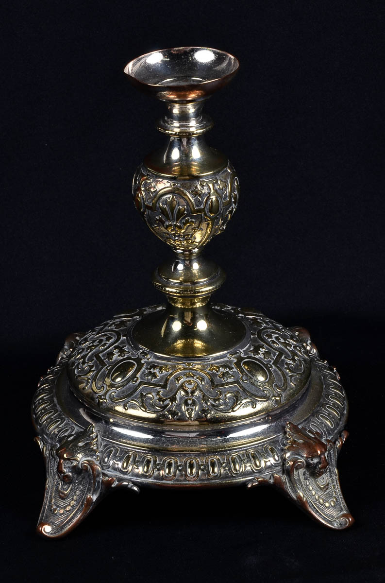 Castical de metal prateado. alt. 20cm. larg. 15cm.