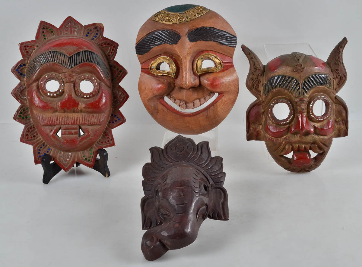 Quatro mascaras em madeira tailandesa. Med. 30cm.
