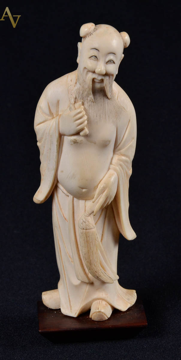 Escultura em marfim representando filosofo ; alt 12cm