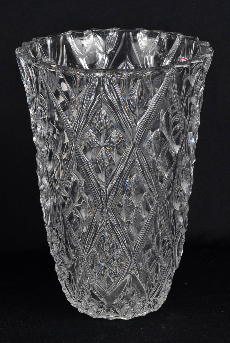 Vaso de cristal lapidado feitio oval. alt. 26cm.