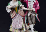 Casal dancando em porcelana europeia c/ um dedo... - Casal dancando em porcelana europeia c/ um dedo quebrado. alt. 19cm