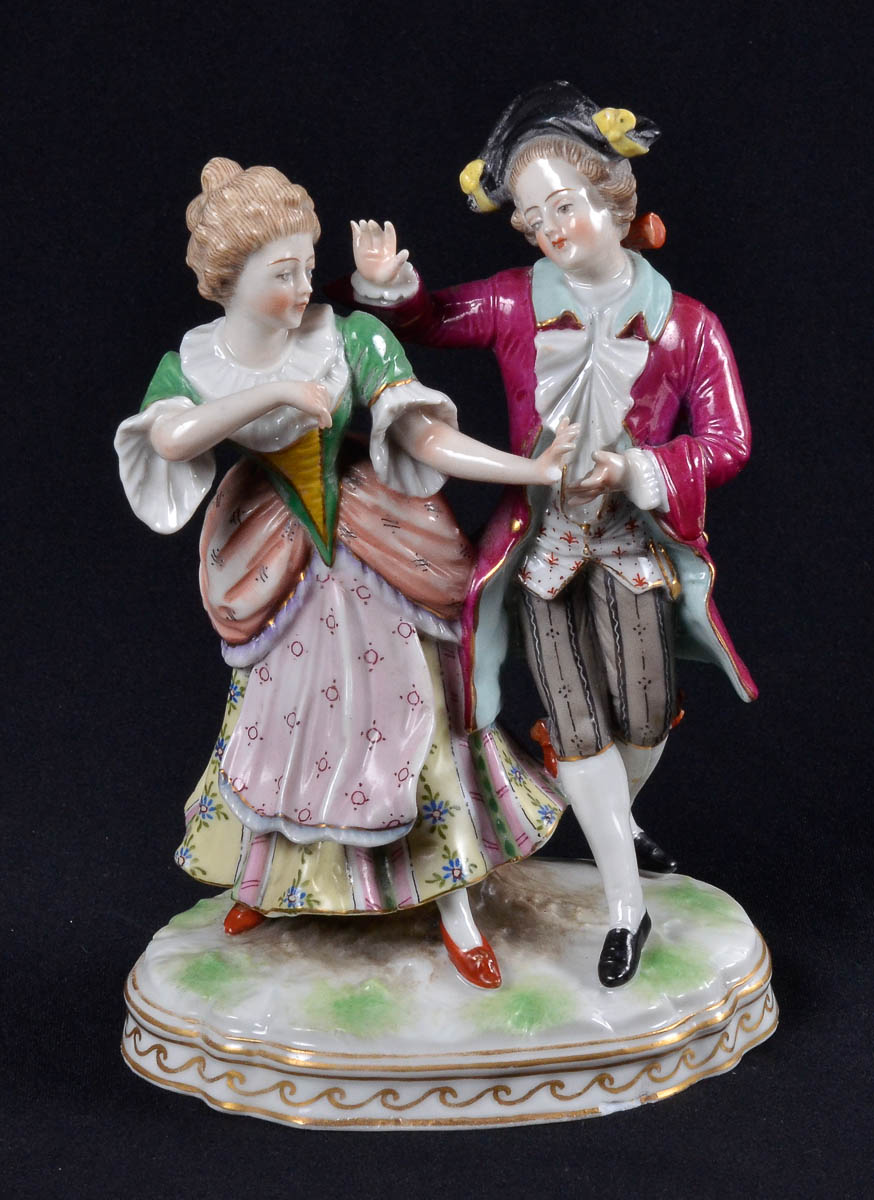 Casal dancando em porcelana europeia c/ um dedo quebrado. alt. 19cm