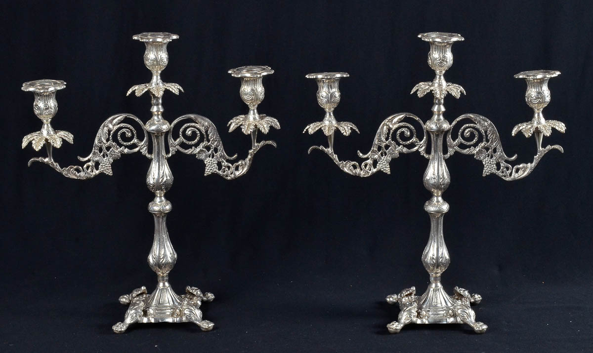 Par de castiçais de metal espessurado a prata, alt. 34cm.