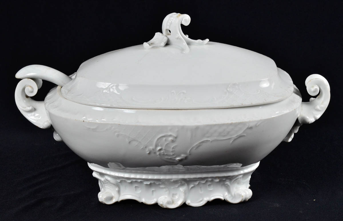 Antiga sopeira de porcelana branca c/ concha. Alt. 26cm; comp. 40cm.
