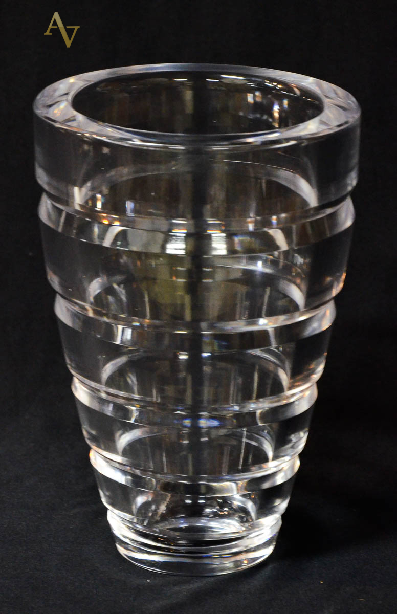 Vaso de cristal europeu lapidado em frisos, alt. 22 cm.