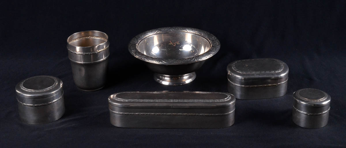 Jogo para banheiro de metal espessurado a prata WMF, marca de 1907...