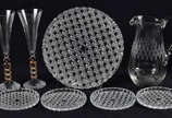 Diversas peças de cristal sendo bandeja c/ 4 pr... - Diversas peças de cristal sendo bandeja c/ 4 pratinhos lapidados, jarra e par de flutes comemorativas do ano 2000.