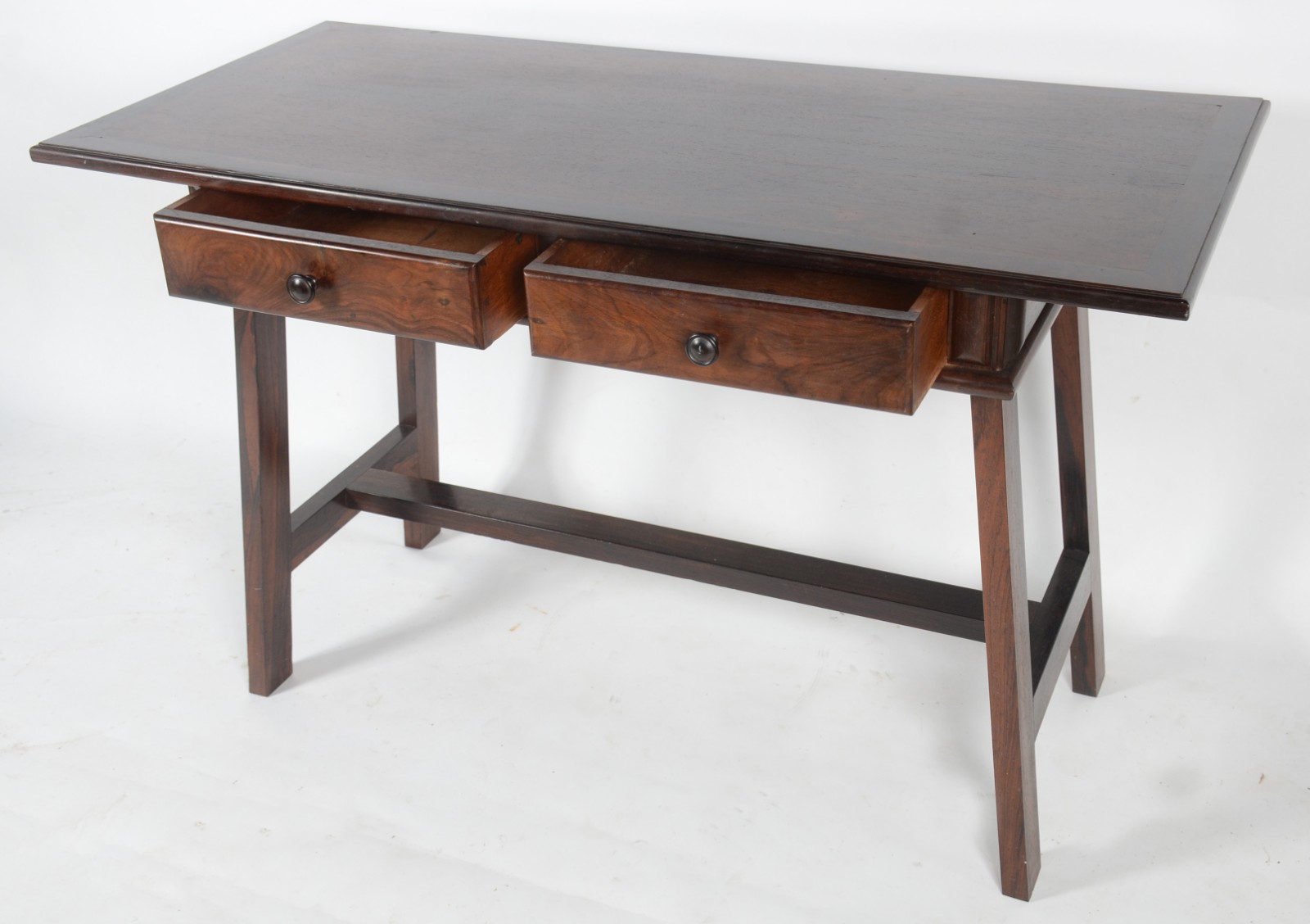 Mesa de escritório em jacarandá com 2 gavetas, tampo retangular e... - foto 2 de 7