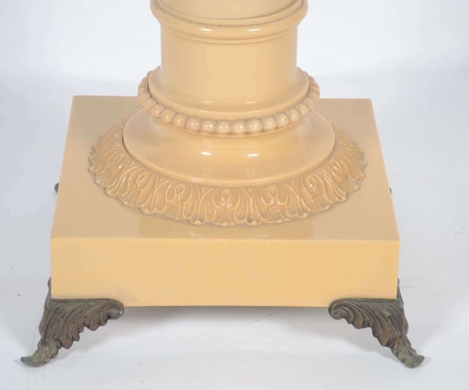 Coluna estilo neoclassico de resina trabalhada, pés de metal. - foto 4 de 6