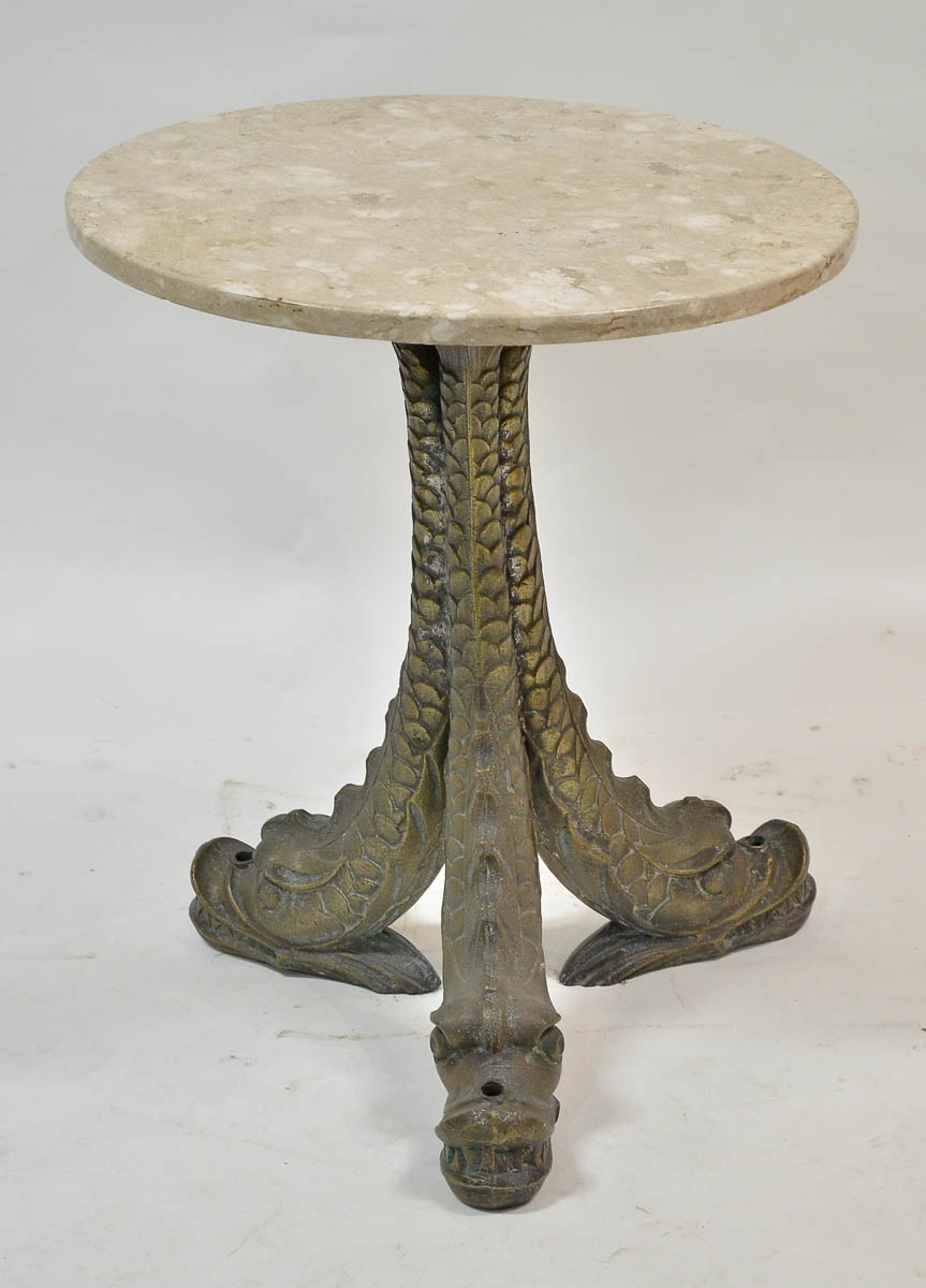 Mesa c/ pe de bronze feitio peixes, tampo de mármore. alt 68cm, diam...