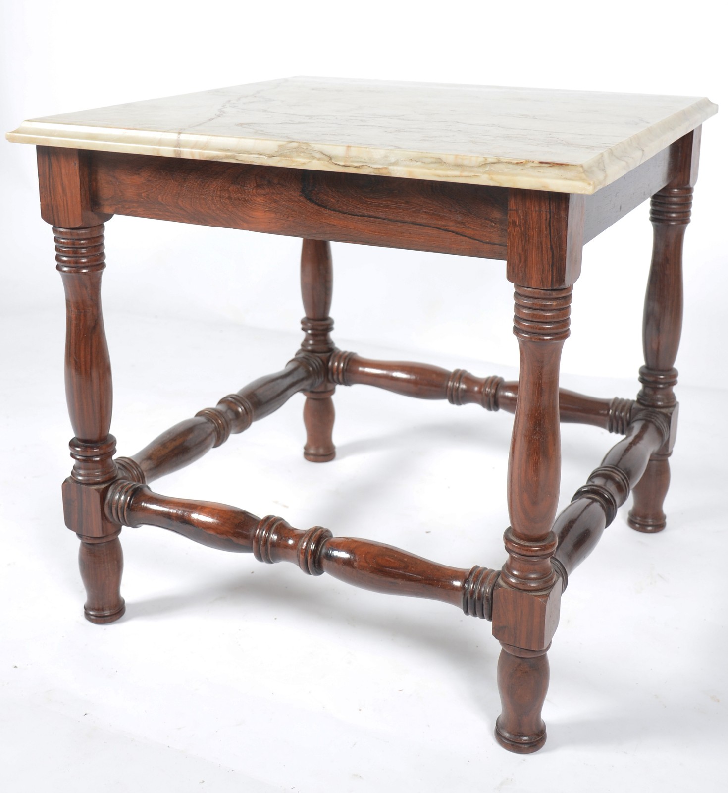 Mesa auxiliar de madeira nobre, quatro pernas torneadas ligadas por... - foto 1 de 6