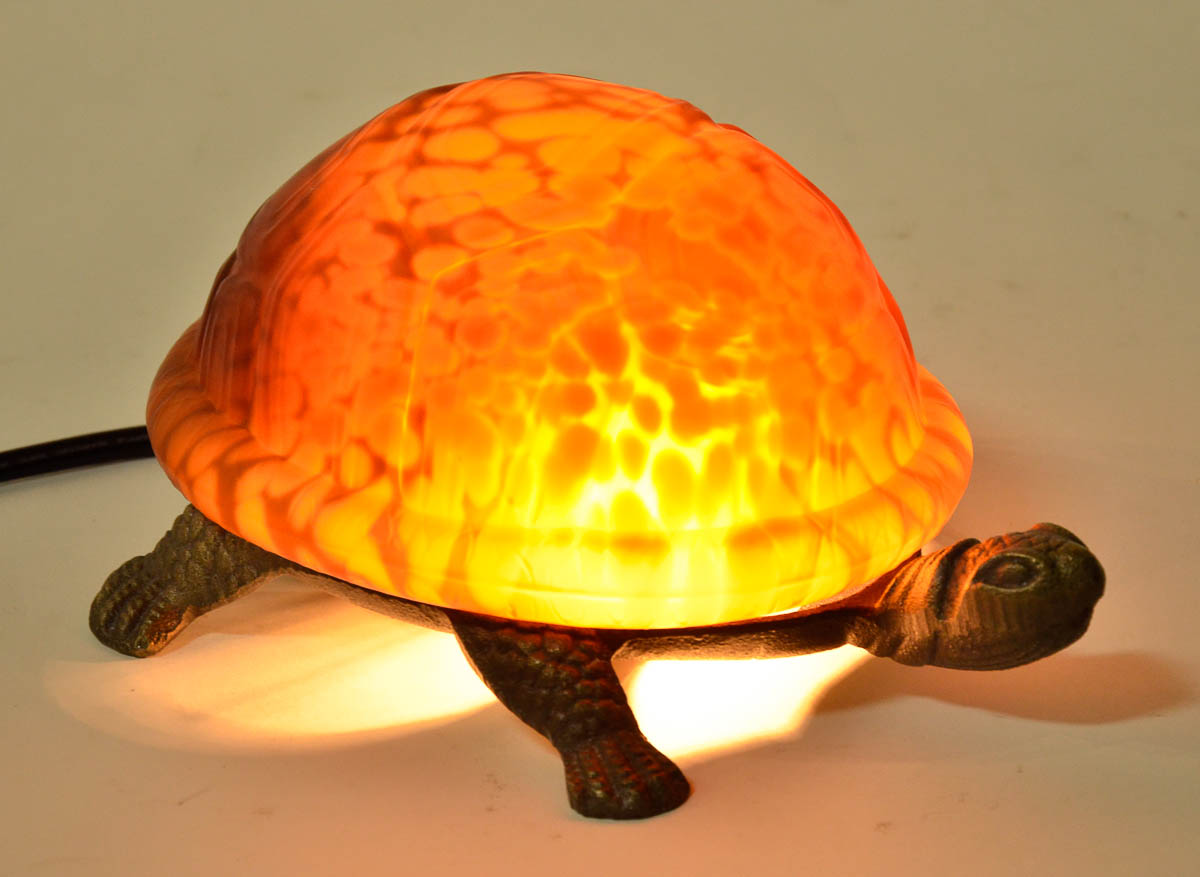 Luminaria representando tartaruga em pasta de vidro e base de...
