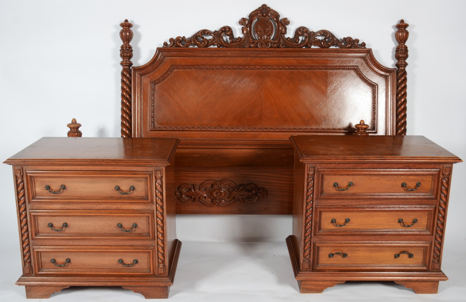 Conjunto de cama de casal de madeira nobre, completa com laterais e... - foto 1 de 11