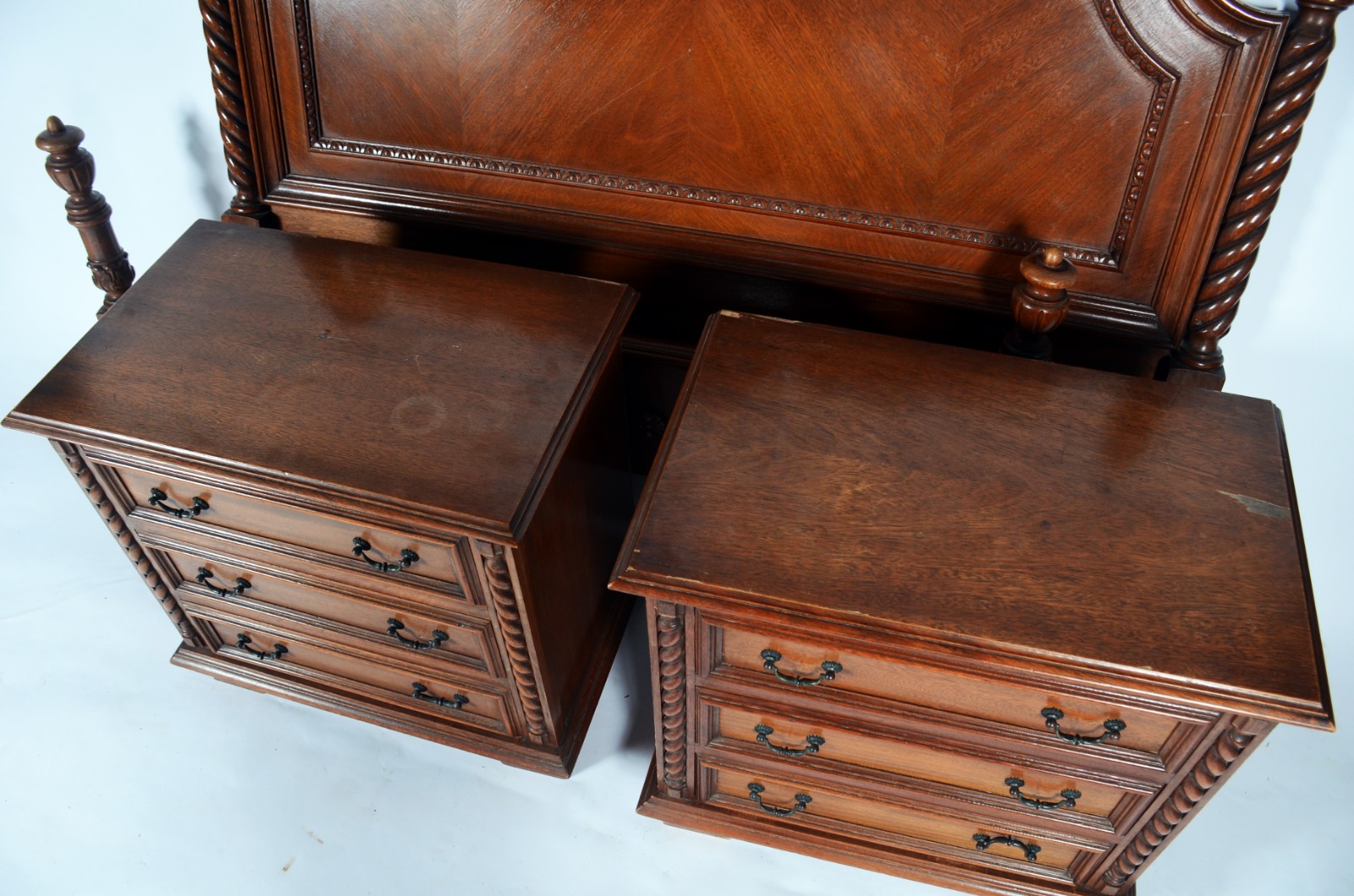 Conjunto de cama de casal de madeira nobre, completa com laterais e... - foto 4 de 11