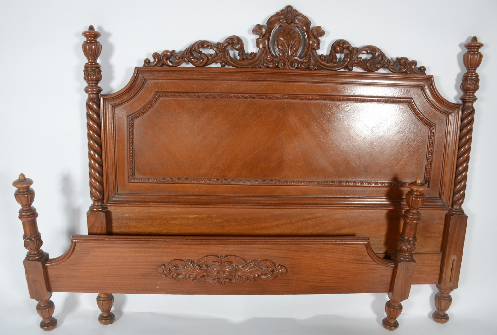 Conjunto de cama de casal de madeira nobre, completa com laterais e... - foto 6 de 11