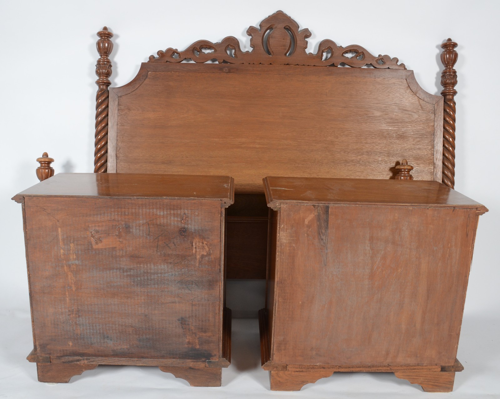 Conjunto de cama de casal de madeira nobre, completa com laterais e... - foto 8 de 11
