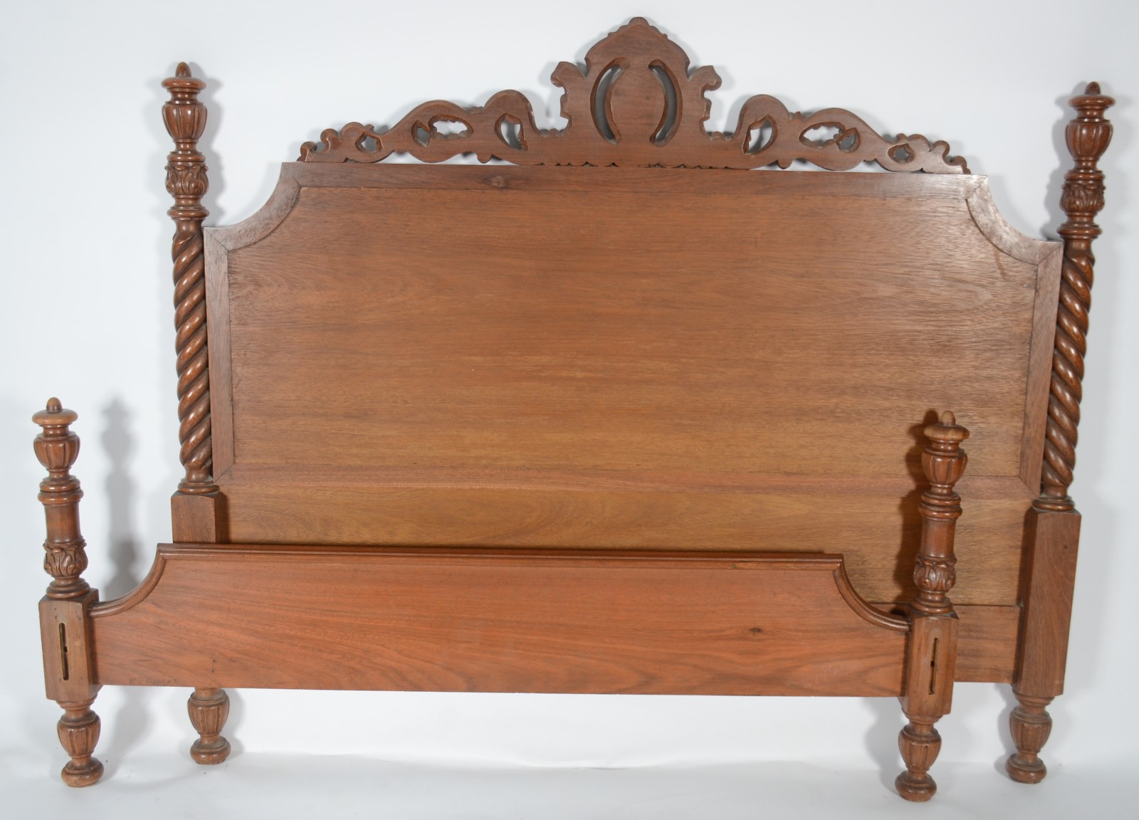 Conjunto de cama de casal de madeira nobre, completa com laterais e... - foto 9 de 11