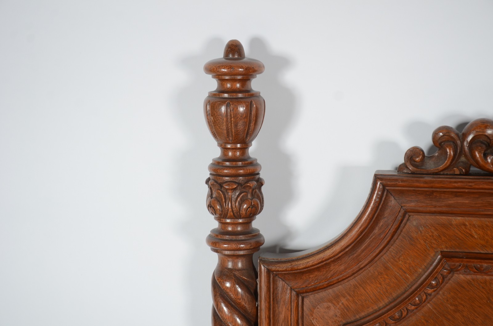Conjunto de cama de casal de madeira nobre, completa com laterais e... - foto 10 de 11