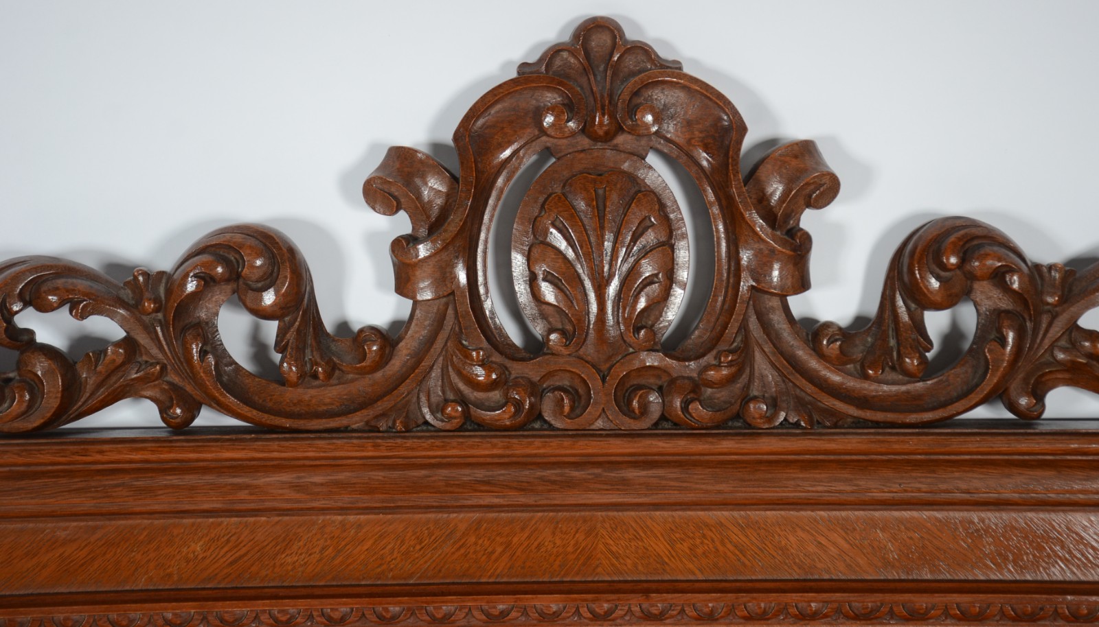 Conjunto de cama de casal de madeira nobre, completa com laterais e... - foto 11 de 11
