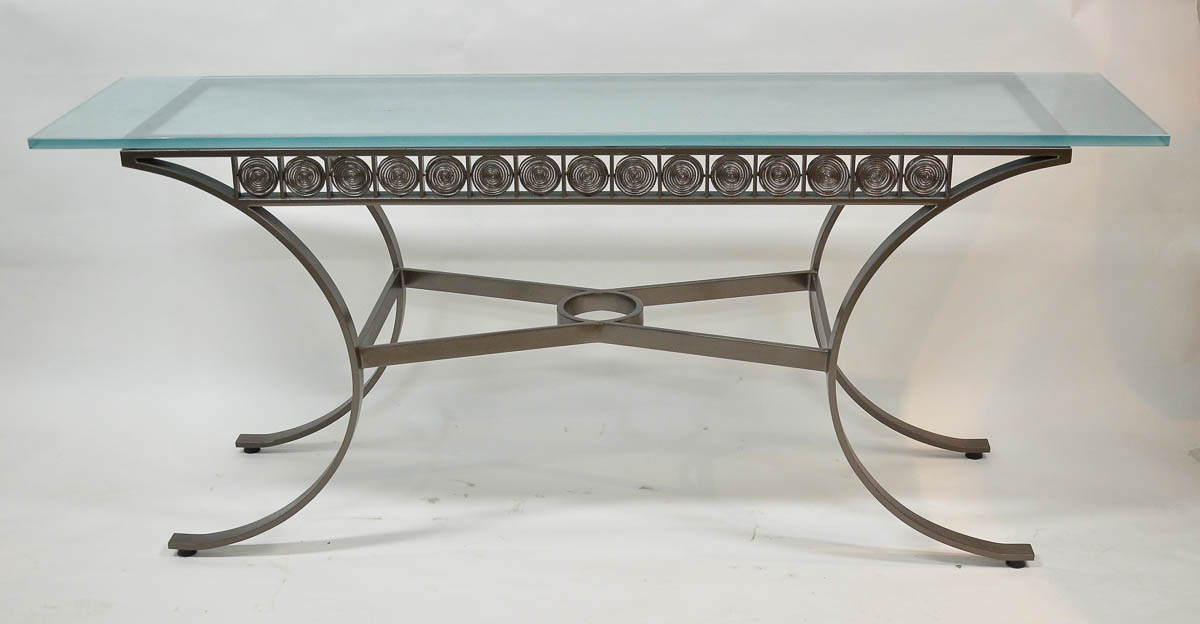 Console com base de metal e tampo de vidro; 45x180, alt 78 cm.Design...