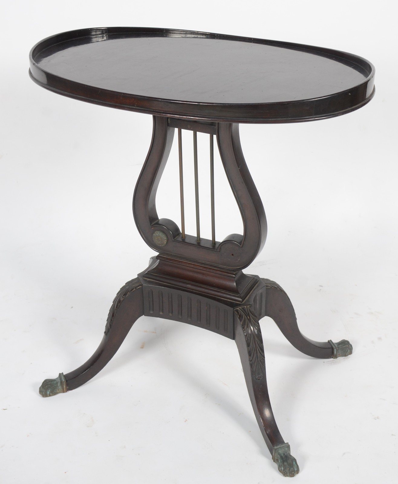 Mesa auxiliar de madeira nobre, tampo oval com base na forma de lira... - foto 1 de 8