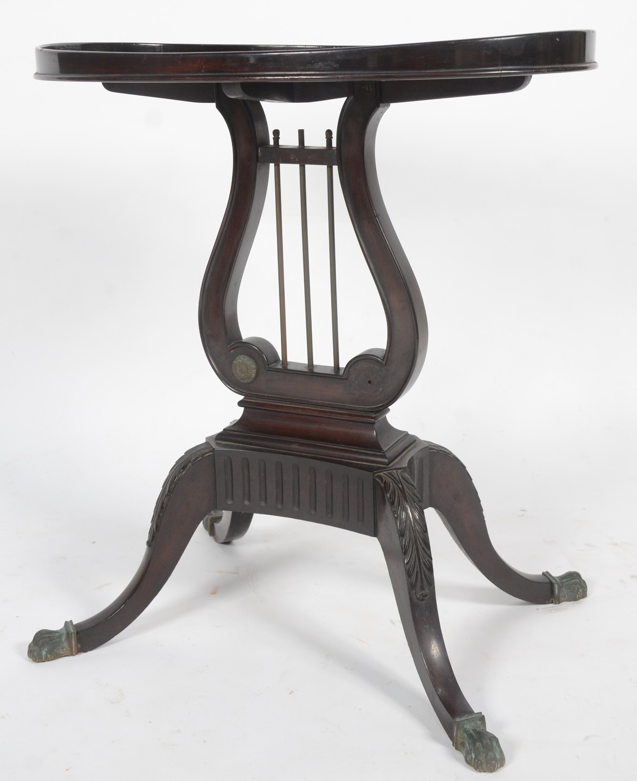 Mesa auxiliar de madeira nobre, tampo oval com base na forma de lira... - foto 2 de 8