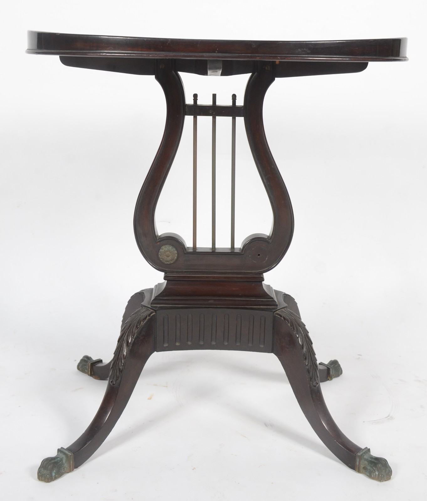 Mesa auxiliar de madeira nobre, tampo oval com base na forma de lira... - foto 3 de 8