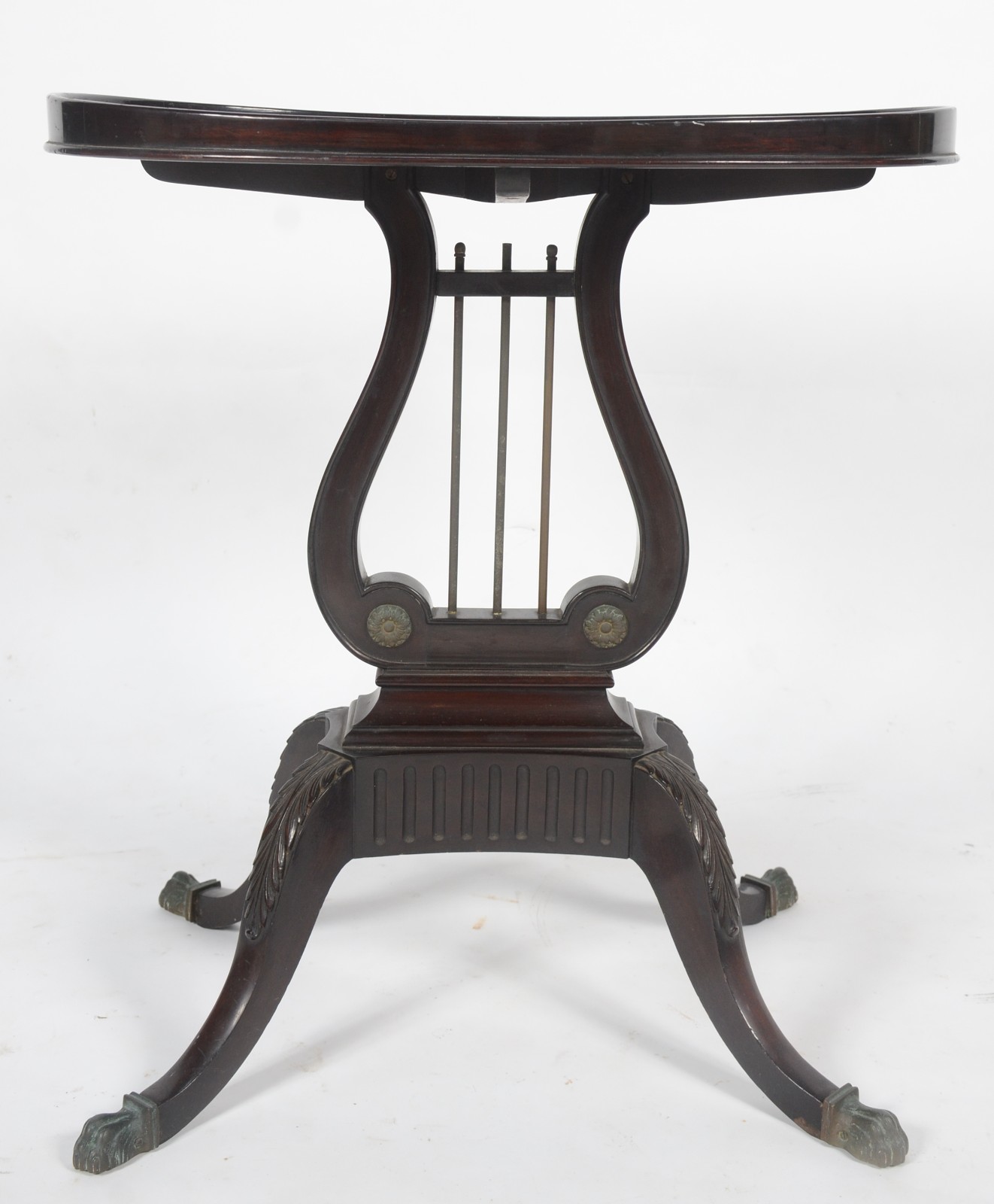 Mesa auxiliar de madeira nobre, tampo oval com base na forma de lira... - foto 4 de 8