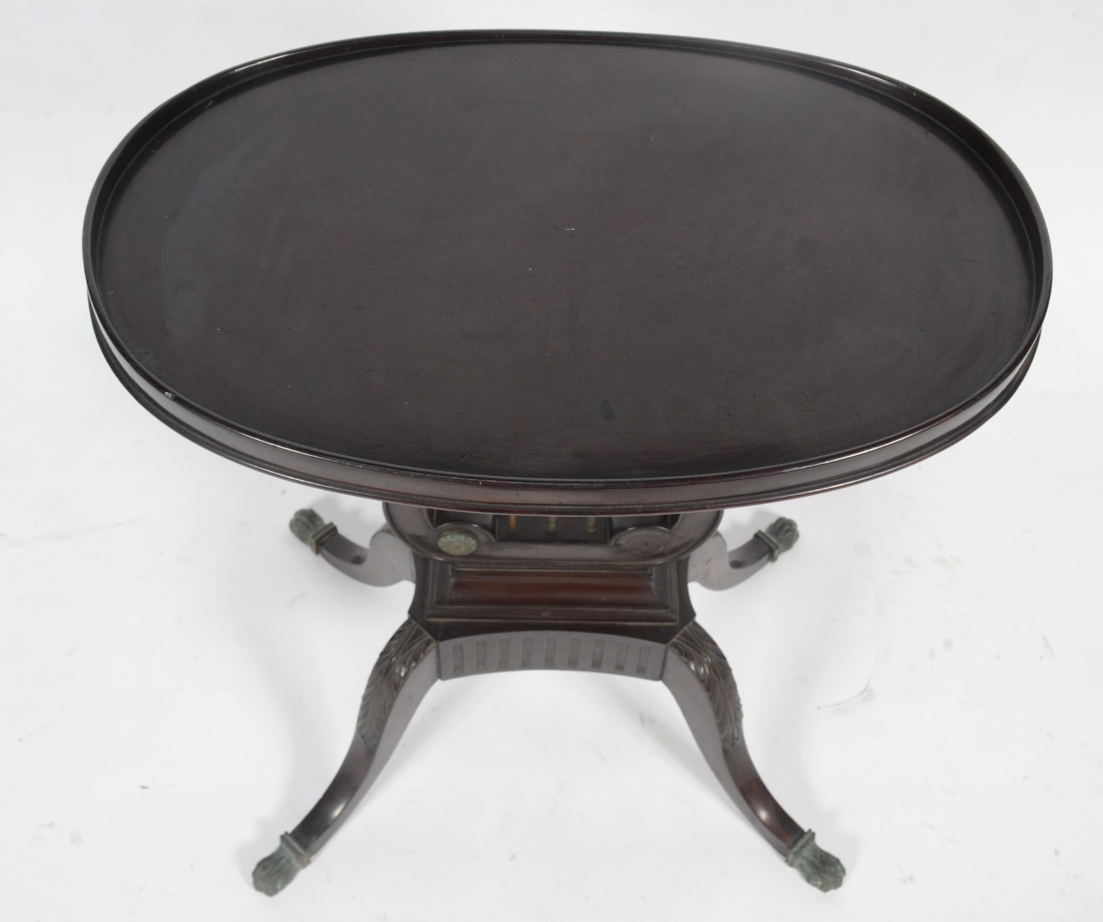Mesa auxiliar de madeira nobre, tampo oval com base na forma de lira... - foto 5 de 8