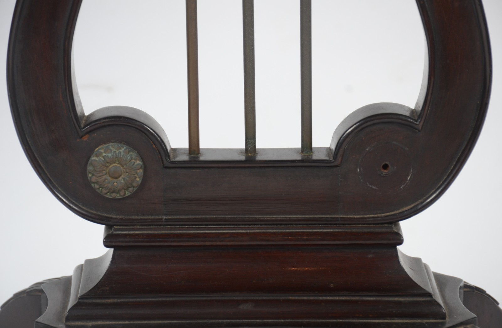 Mesa auxiliar de madeira nobre, tampo oval com base na forma de lira... - foto 6 de 8