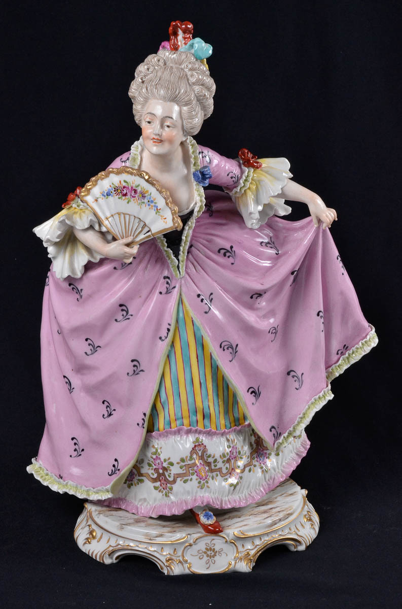 Estatueta dama da corte em porcelana europeia alt. 34cm