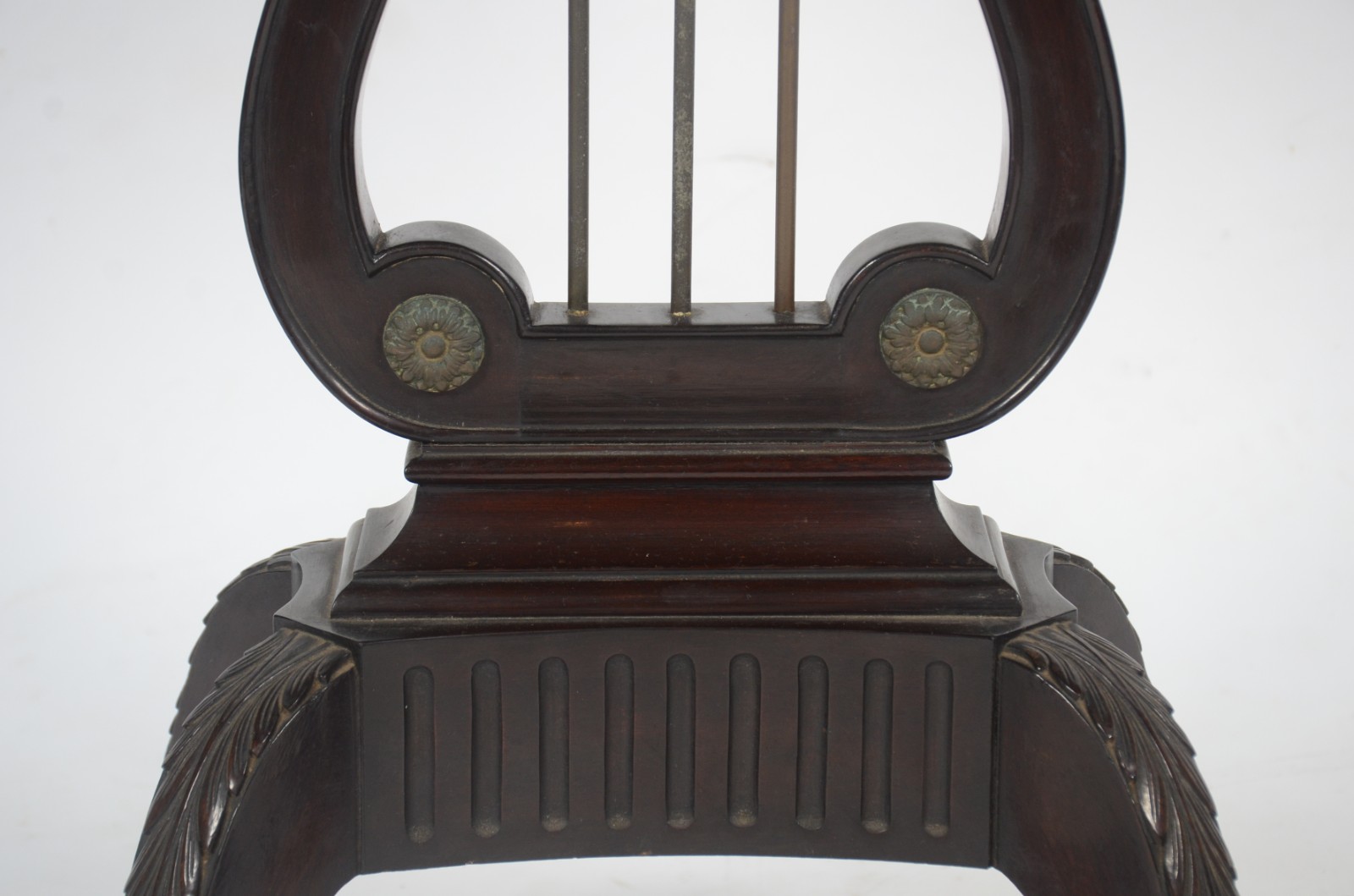 Mesa auxiliar de madeira nobre, tampo oval com base na forma de lira... - foto 7 de 8