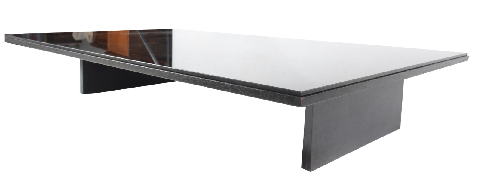 Mesa de centro com base de madeira e tampo de vidro. Design moderno. - foto 1 de 6