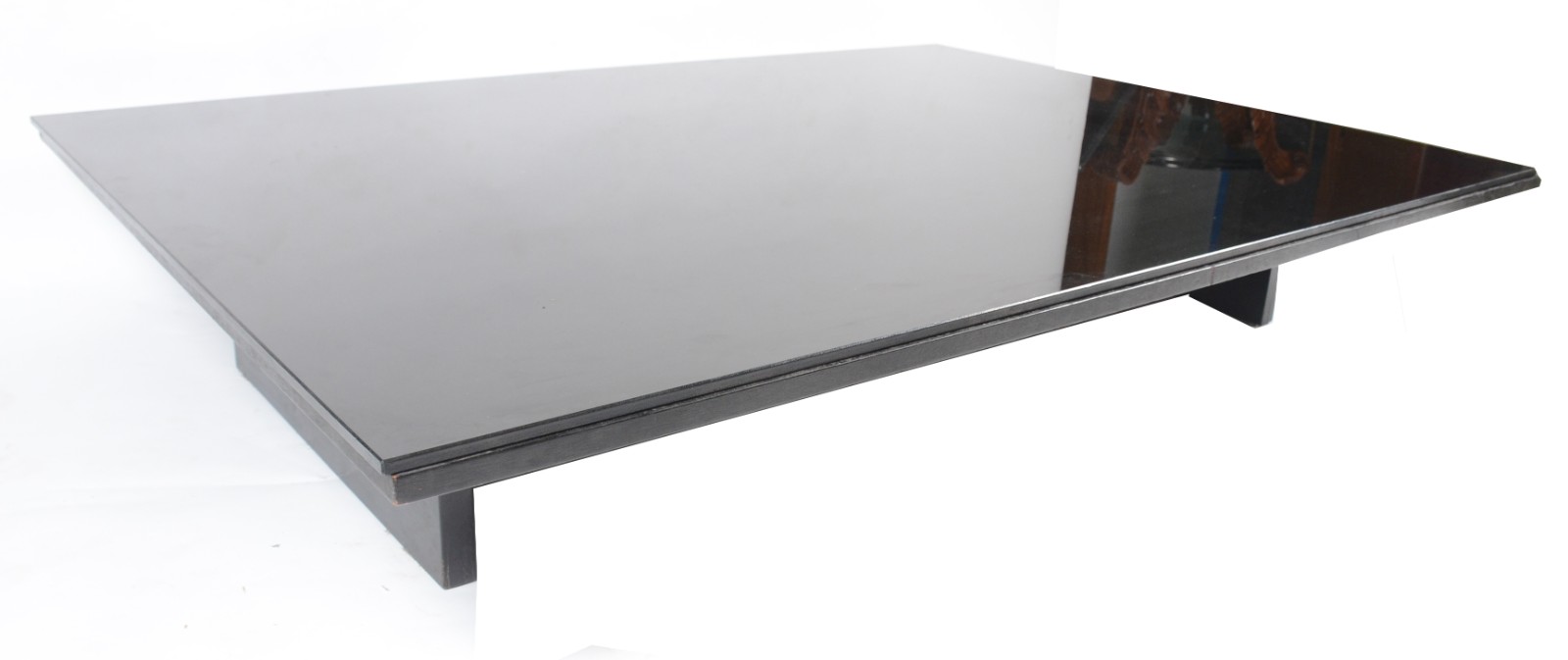 Mesa de centro com base de madeira e tampo de vidro. Design moderno. - foto 5 de 6