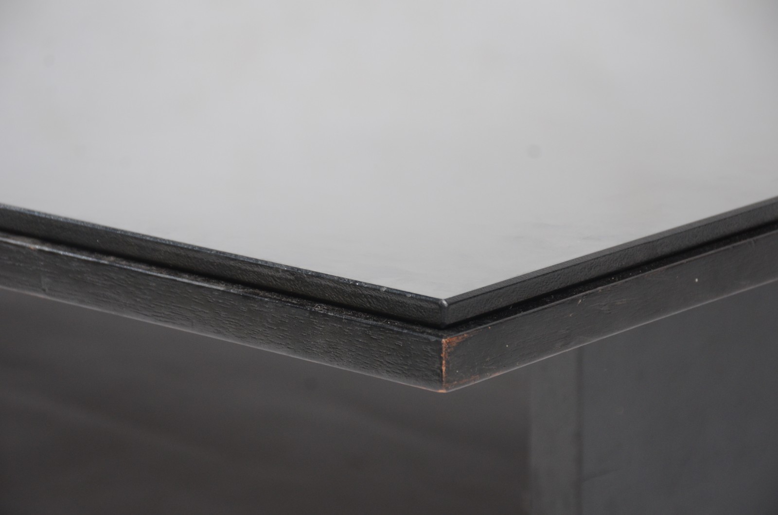 Mesa de centro com base de madeira e tampo de vidro. Design moderno. - foto 6 de 6