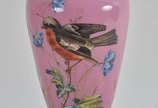 Vaso de opalina na cor rosa com pássaro e flore... - Vaso de opalina na cor rosa com pássaro e flores em policromia,  alt. 38cm, diam.. 10 cm.