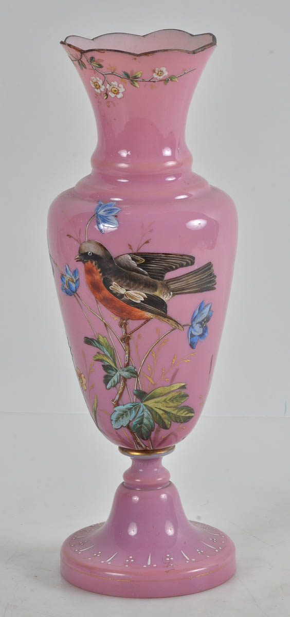 Vaso de opalina na cor rosa com pássaro e flores em policromia, alt...
