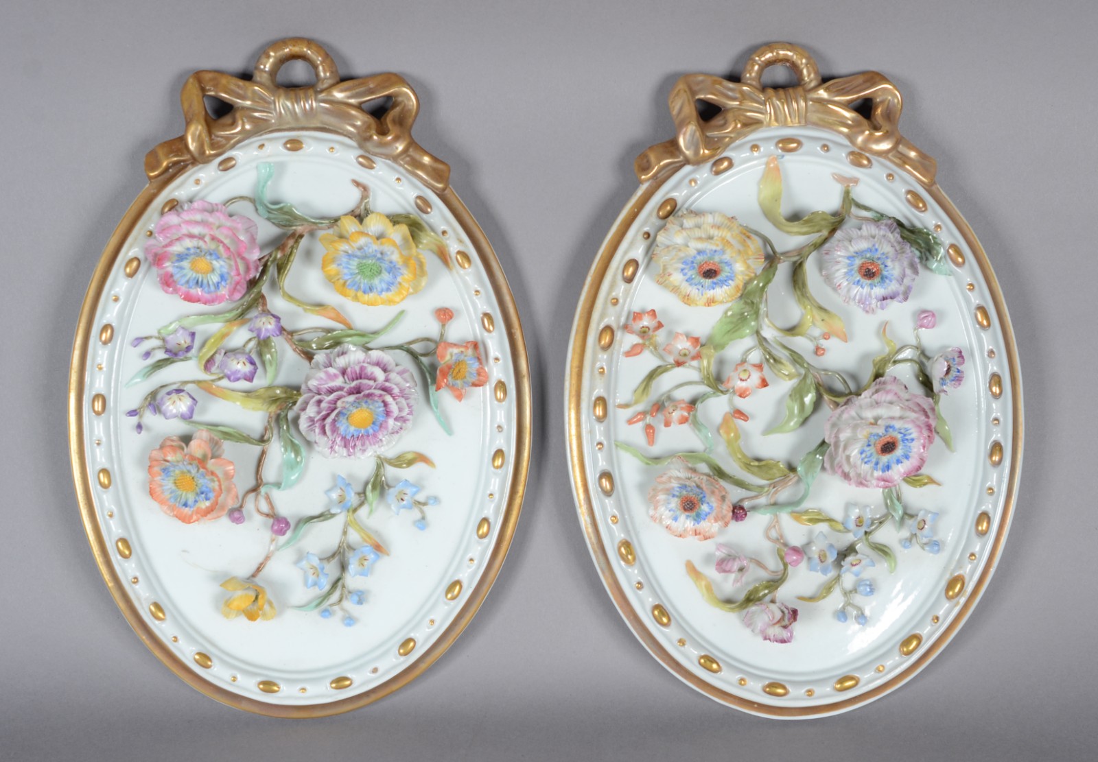 Par de placas ovais de porcelana italiana com flores em relevo... - foto 1 de 8