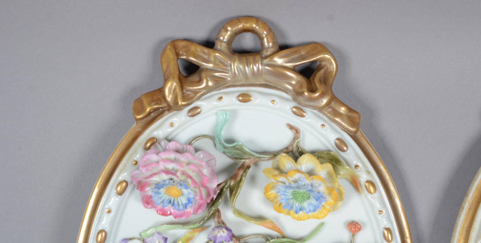 Par de placas ovais de porcelana italiana com flores em relevo... - foto 2 de 8