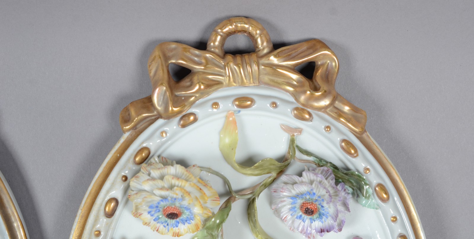 Par de placas ovais de porcelana italiana com flores em relevo... - foto 3 de 8