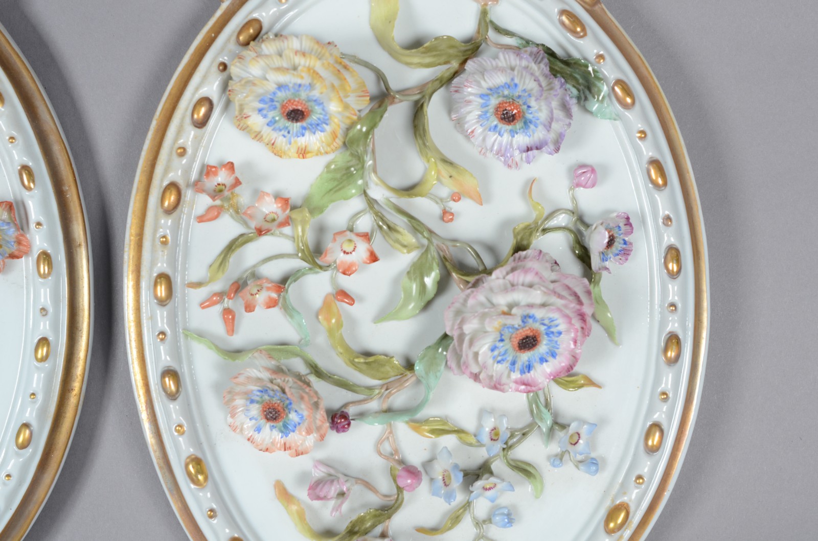 Par de placas ovais de porcelana italiana com flores em relevo... - foto 4 de 8